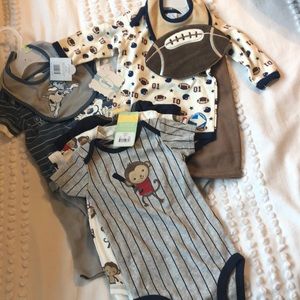 * baby onesies - Bundle of baby clothes